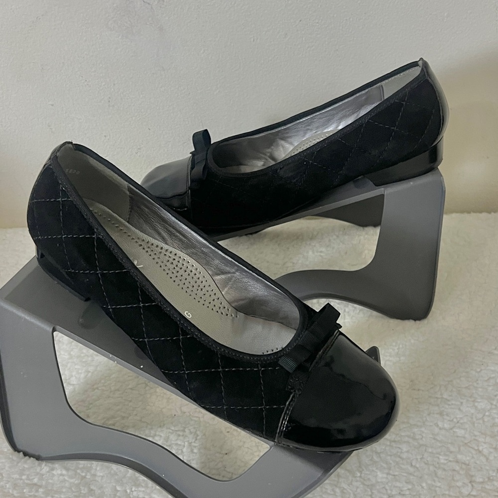 Elegant Black Loafers with Rounded Toe Sz 9